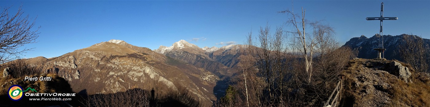 49 Vista sulla croce del Monte Castello e le cime della conca di Oltre il Colle.jpg